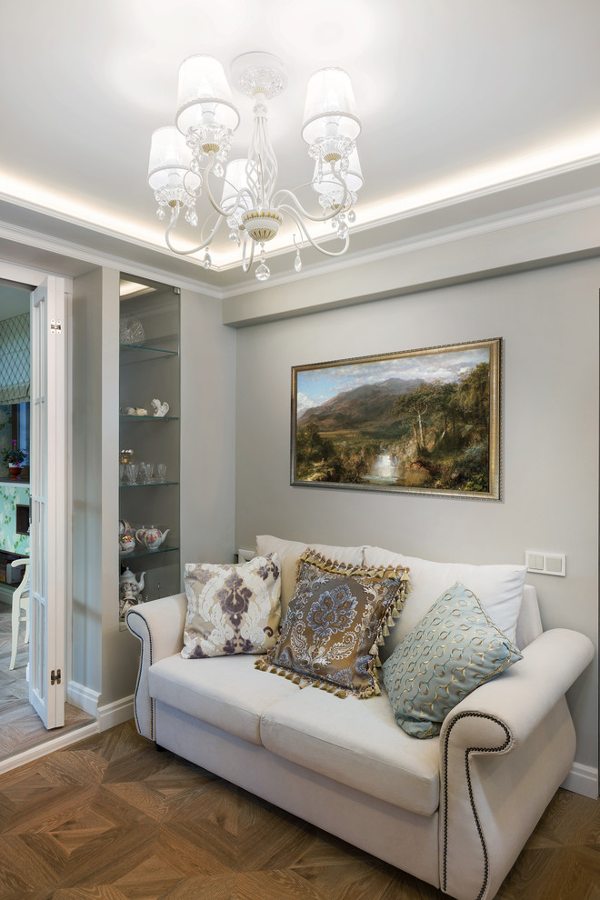 Immagine di un piccolo soggiorno classico con sala formale, pavimento in laminato, pavimento marrone e pareti grigie