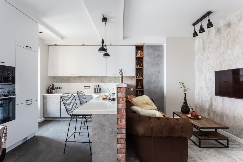 Offenes Industrial Wohnzimmer mit grauer Wandfarbe, grauem Boden und TV-Wand in Sankt Petersburg