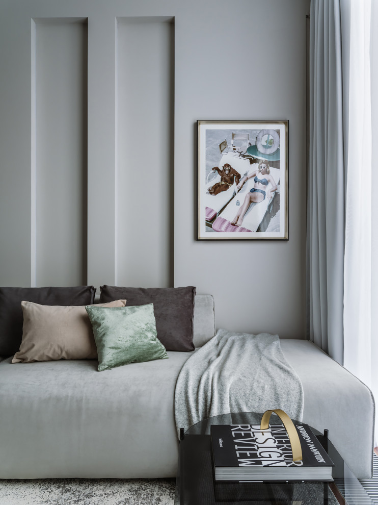 Пример оригинального дизайна: маленькая открытая гостиная комната в скандинавском стиле с серыми стенами, паркетным полом среднего тона, телевизором на стене и коричневым полом для на участке и в саду