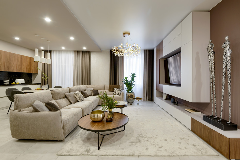 Идея дизайна: открытая гостиная комната в современном стиле с белыми стенами, телевизором на стене и белым полом