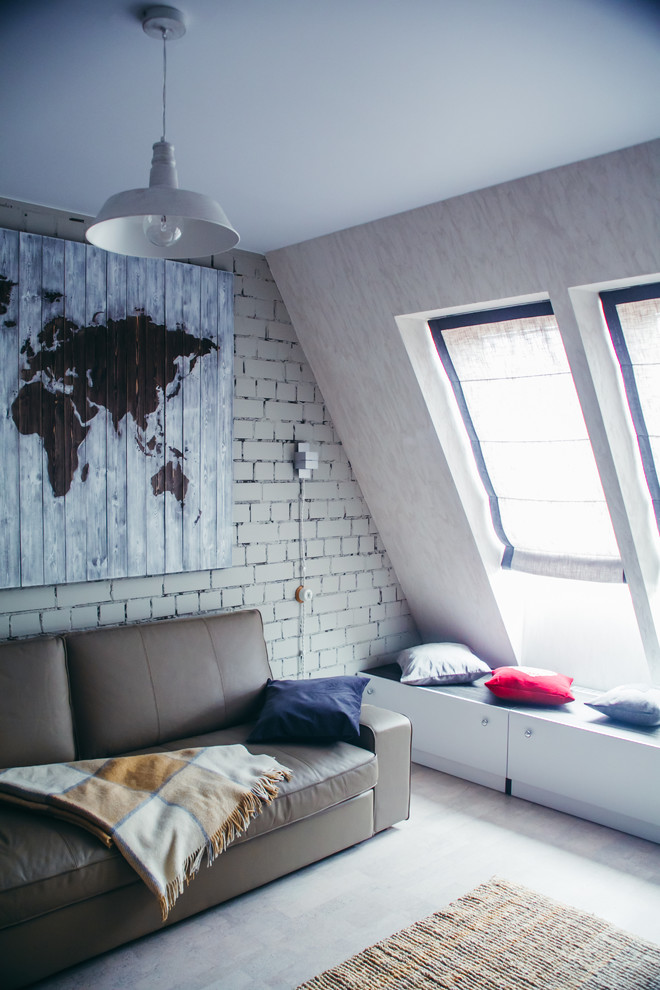 На фото: изолированная гостиная комната среднего размера в стиле неоклассика (современная классика) с серыми стенами, пробковым полом, телевизором на стене и бежевым полом
