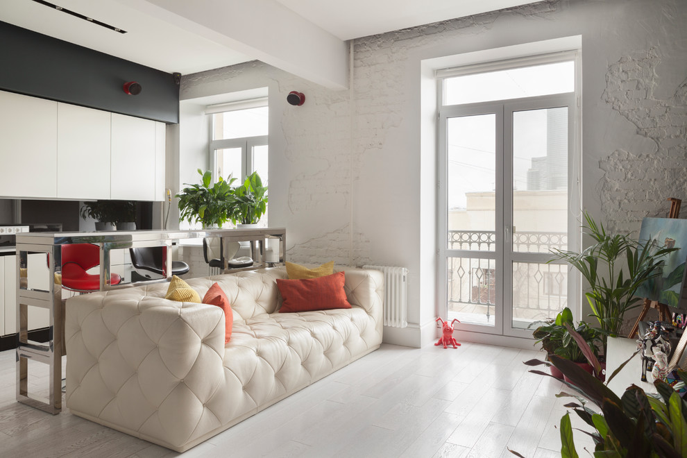 Idee per un soggiorno design aperto con sala formale, pareti bianche, parquet chiaro e pavimento bianco