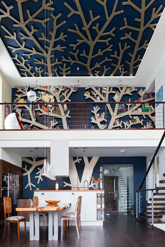 Пример оригинального дизайна: двухуровневая гостиная комната в современном стиле с синими стенами, темным паркетным полом и коричневым полом
