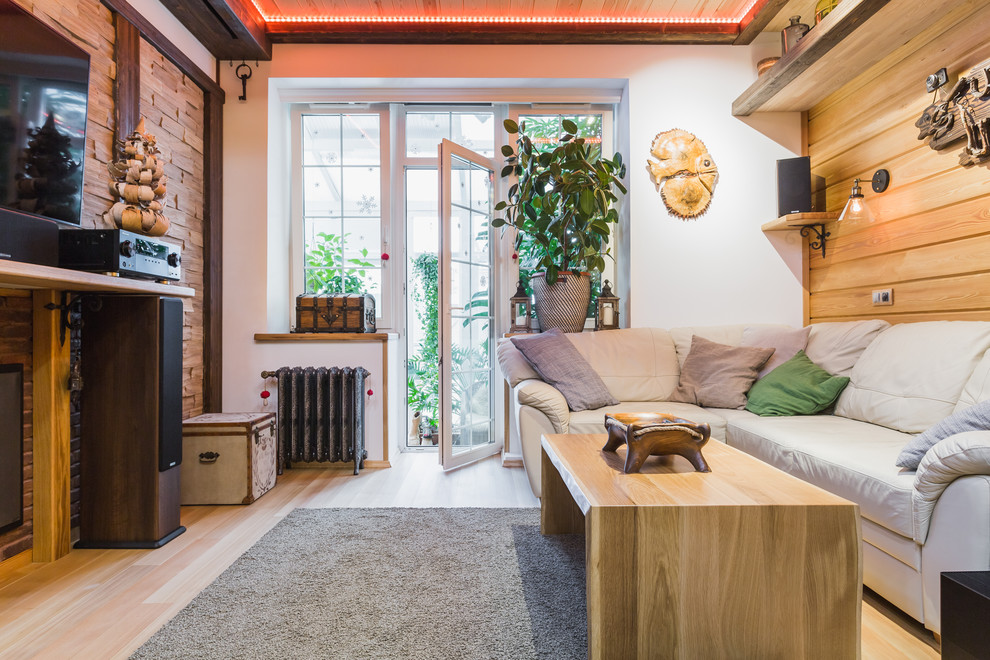 Идея дизайна: парадная, открытая гостиная комната в стиле кантри с светлым паркетным полом, стандартным камином и телевизором на стене