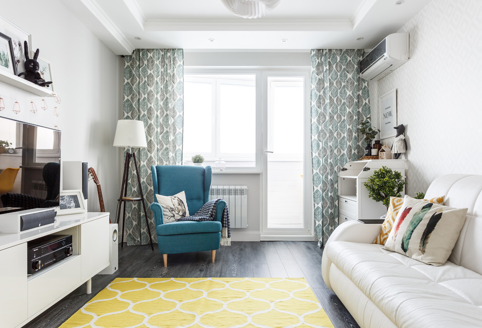 Immagine di un soggiorno scandinavo chiuso con pareti bianche, parquet scuro, TV autoportante e pavimento grigio