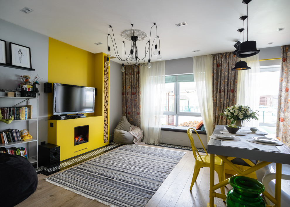 Пример оригинального дизайна: парадная, открытая гостиная комната в современном стиле с серыми стенами, паркетным полом среднего тона, стандартным камином, отдельно стоящим телевизором и коричневым полом