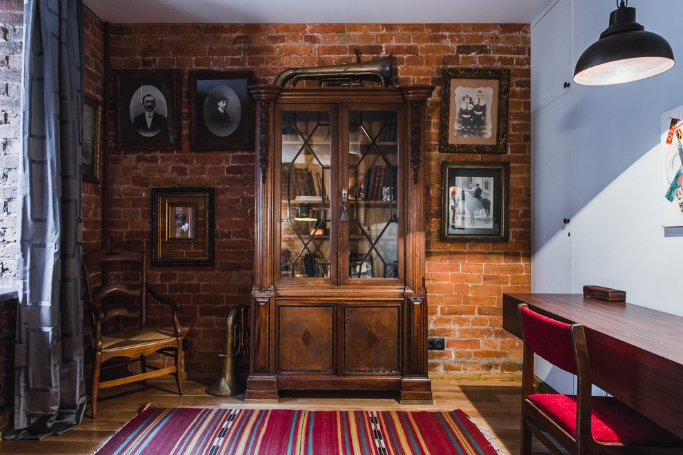 На фото: гостиная комната в стиле фьюжн с коричневыми стенами и ковровым покрытием с