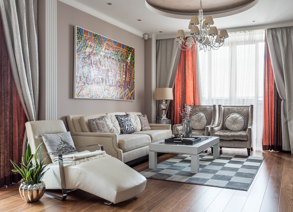 Repräsentatives Klassisches Wohnzimmer mit braunem Holzboden und braunem Boden in Moskau