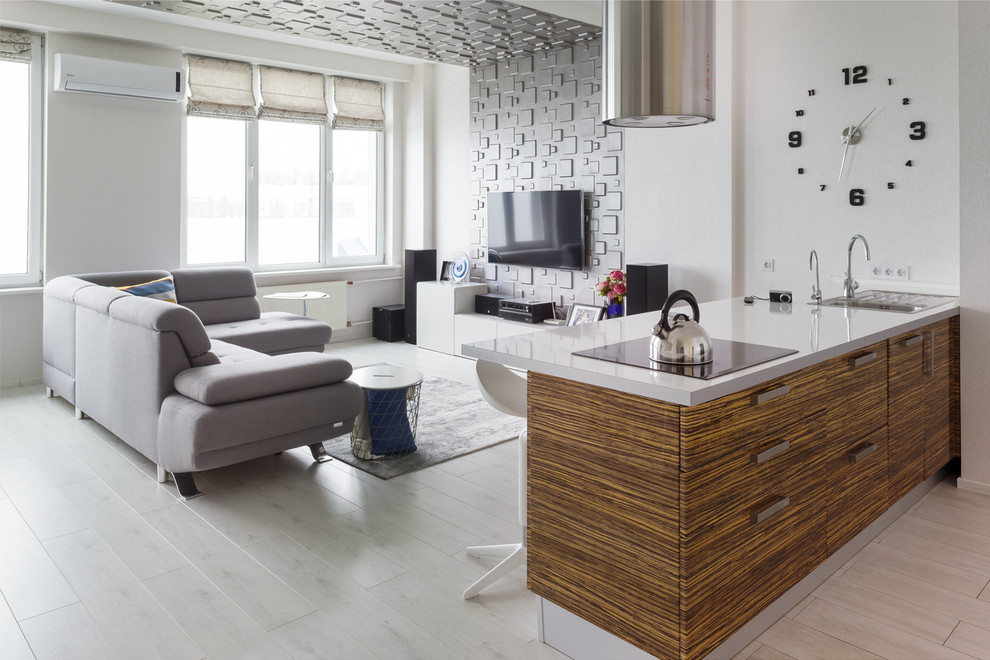 Foto på ett funkis allrum med öppen planlösning, med ett finrum, vita väggar, ljust trägolv och en väggmonterad TV