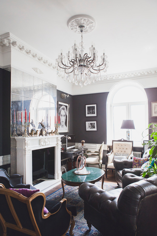 Immagine di un soggiorno eclettico aperto con sala formale, pareti nere, camino classico e moquette