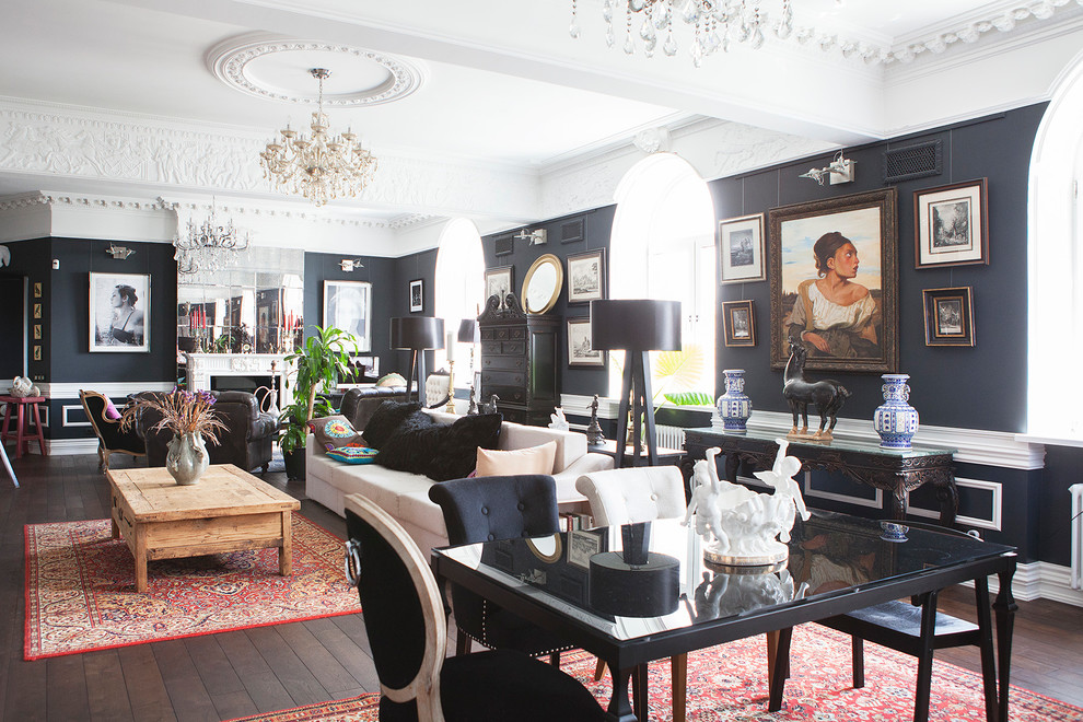 Foto di un soggiorno eclettico aperto con sala formale, pareti nere, pavimento in legno massello medio e camino classico