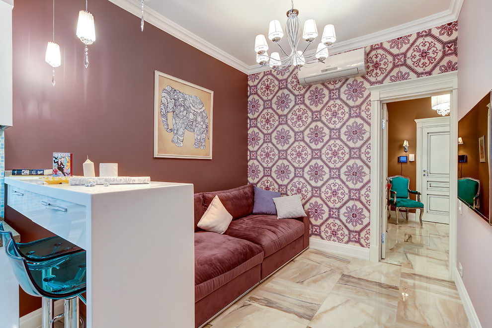 Imagen de salón para visitas abierto bohemio con paredes multicolor, televisor colgado en la pared y suelo de baldosas de porcelana