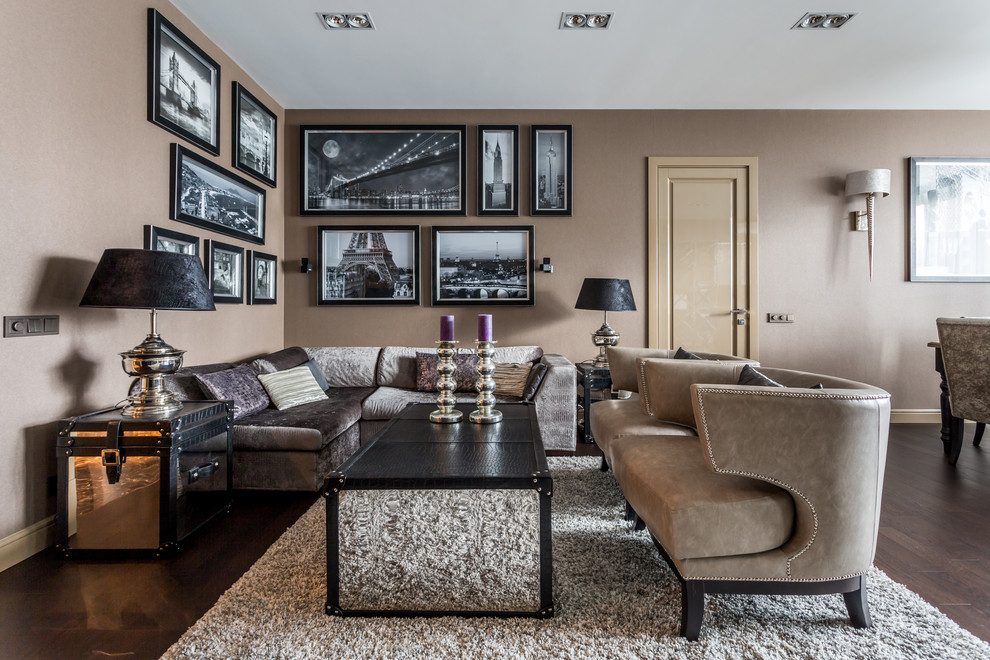 Imagen de salón para visitas clásico con paredes beige y suelo de madera oscura