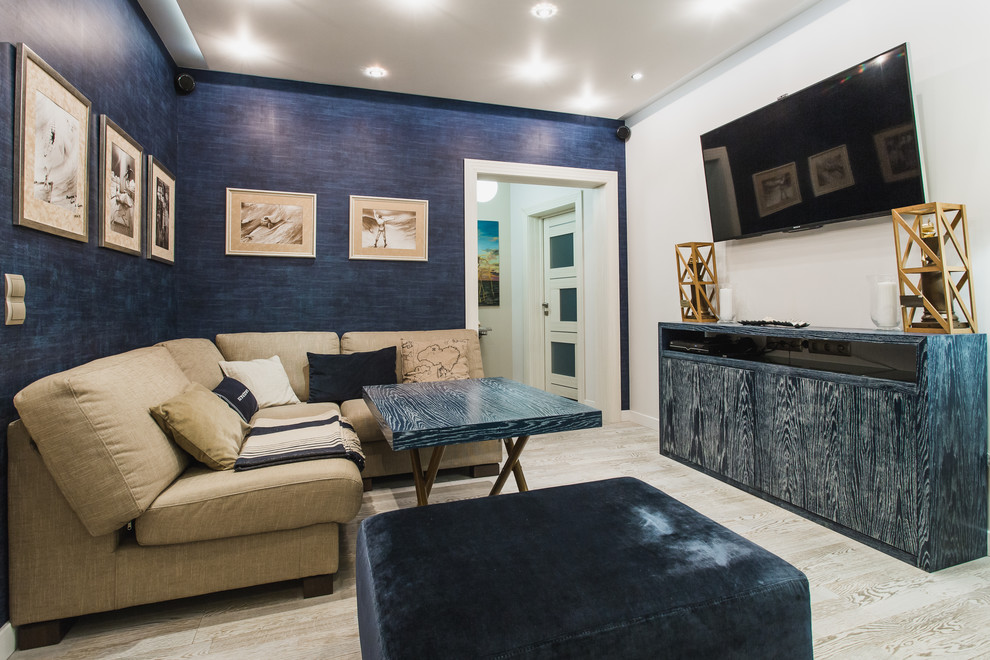 На фото: изолированная гостиная комната в морском стиле с светлым паркетным полом, телевизором на стене и разноцветными стенами с