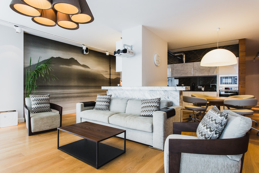 Foto di un soggiorno design aperto con sala formale, pareti bianche e pavimento in legno massello medio