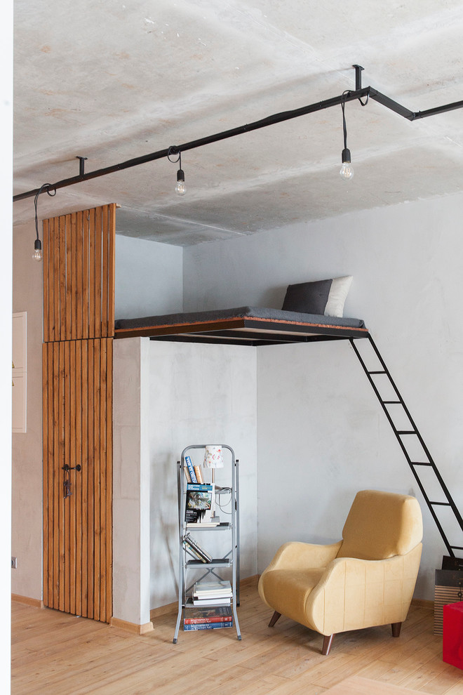 На фото: гостиная комната в стиле лофт с серыми стенами с