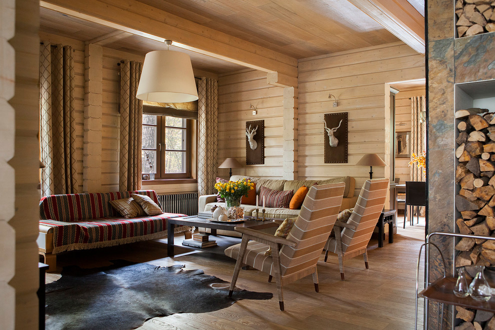 Cette photo montre un salon nature avec une salle de réception, un mur marron et un sol en bois brun.