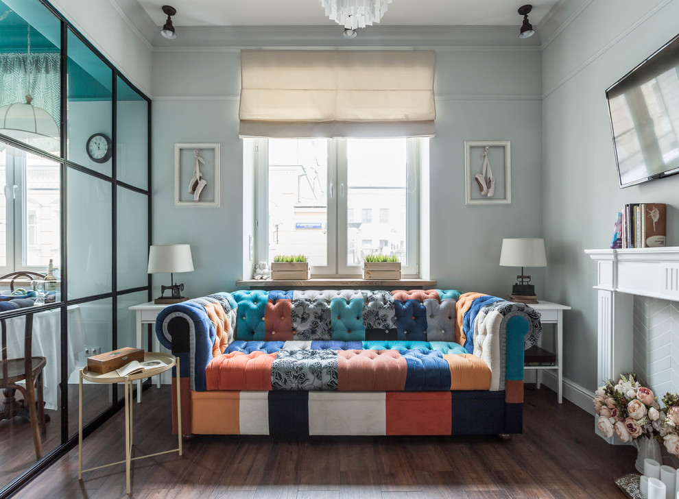 Стильный дизайн: парадная, объединенная гостиная комната в стиле фьюжн с серыми стенами, темным паркетным полом, телевизором на стене и коричневым полом - последний тренд