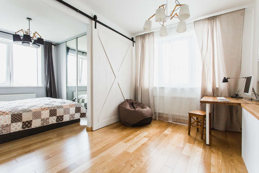 Modernes Wohnzimmer mit weißer Wandfarbe und hellem Holzboden in Moskau