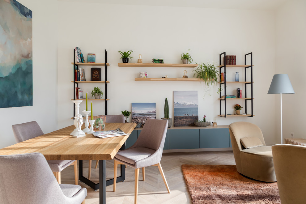 Inspiration pour un salon nordique de taille moyenne et ouvert avec un mur blanc, aucune cheminée, aucun téléviseur, un sol beige et parquet clair.