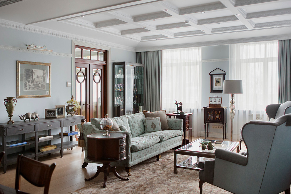 Fernseherloses Klassisches Wohnzimmer ohne Kamin mit weißer Wandfarbe in Moskau
