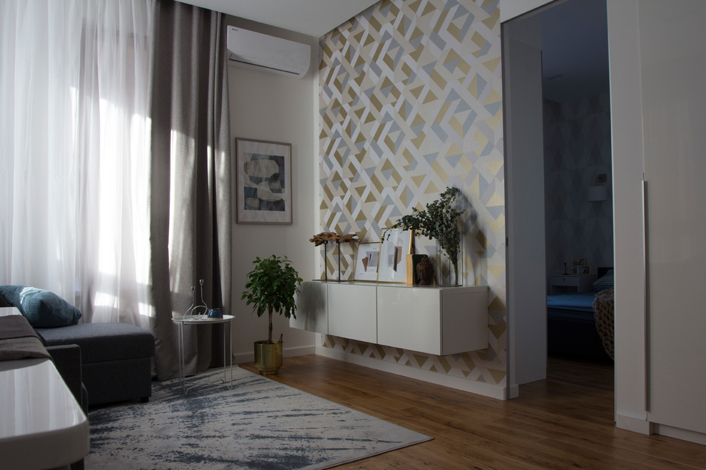 Bild på ett litet funkis allrum med öppen planlösning, med vita väggar, mellanmörkt trägolv och beiget golv