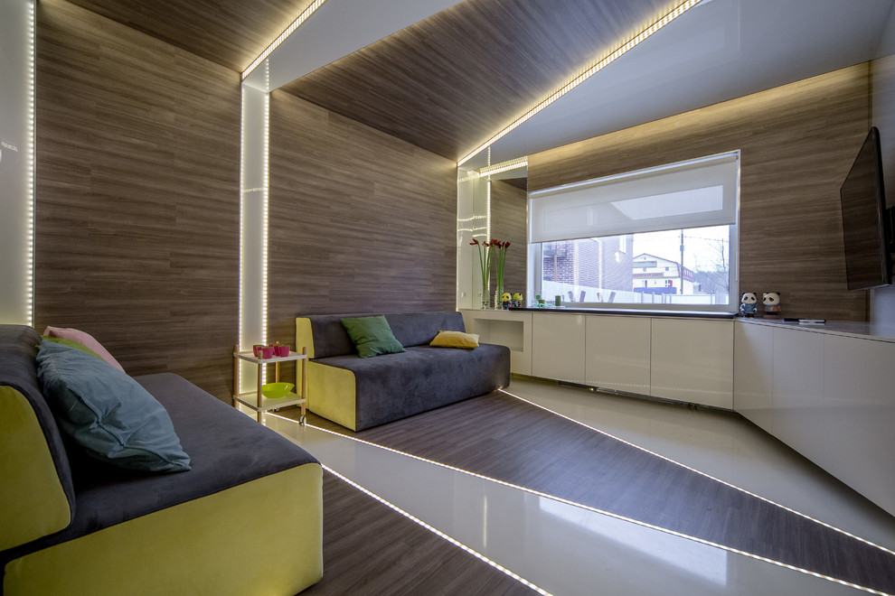 Источник вдохновения для домашнего уюта: гостиная комната в современном стиле с коричневыми стенами, темным паркетным полом и телевизором на стене
