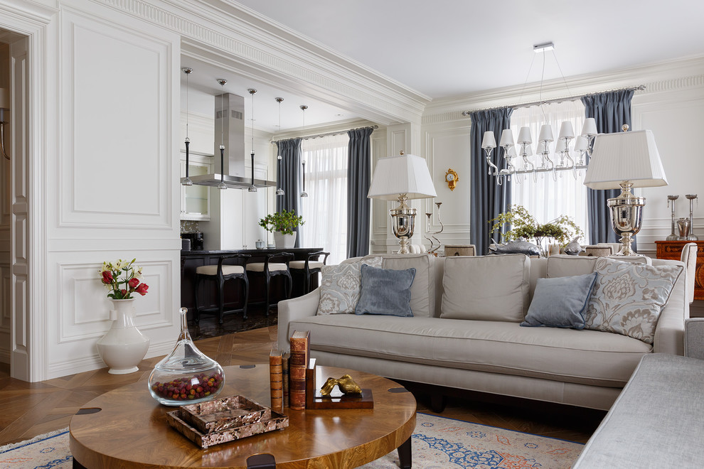 Foto de salón abierto clásico renovado de tamaño medio sin chimenea con paredes beige, suelo de madera en tonos medios y suelo beige