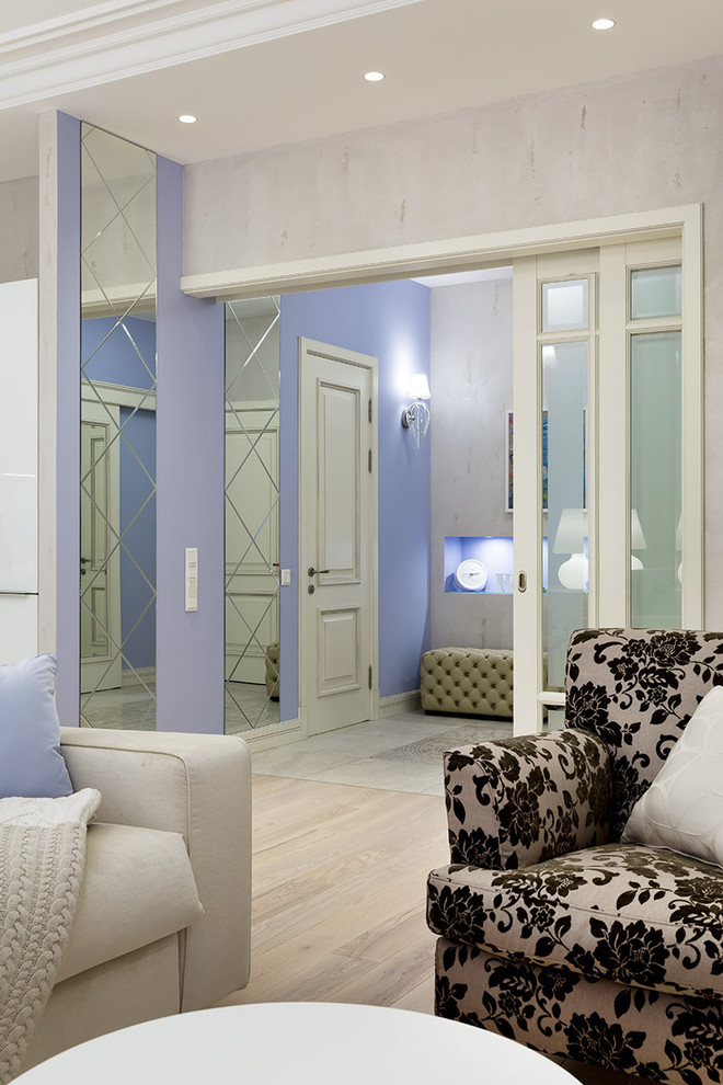 Diseño de salón para visitas abierto clásico renovado de tamaño medio con paredes grises, suelo de madera en tonos medios, televisor colgado en la pared y suelo beige