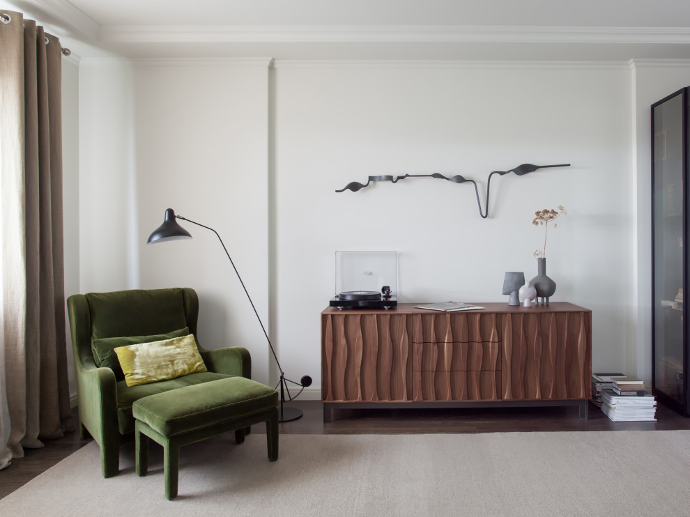 Modelo de salón nórdico con paredes blancas, suelo de madera oscura y suelo marrón
