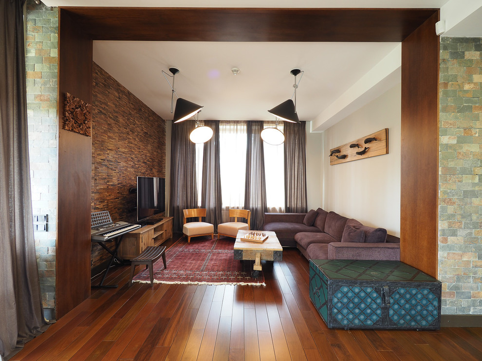 Источник вдохновения для домашнего уюта: гостиная комната среднего размера в современном стиле с серыми стенами, темным паркетным полом и коричневым полом