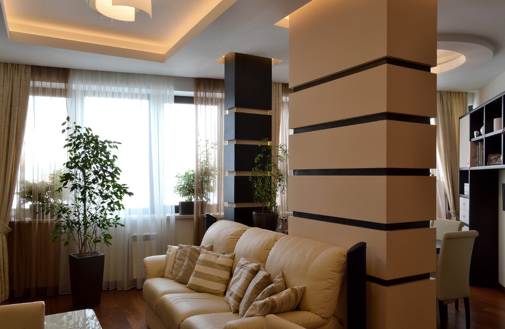 Foto di un soggiorno design di medie dimensioni con pareti beige e pavimento in legno massello medio