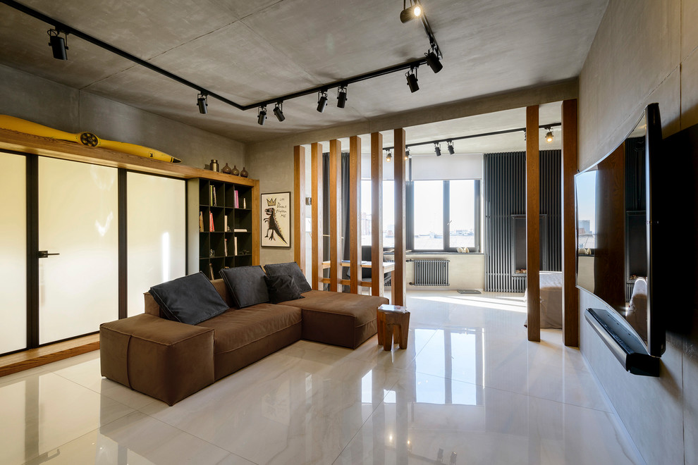 Idée de décoration pour un salon design ouvert avec un mur gris, un téléviseur fixé au mur et un sol beige.