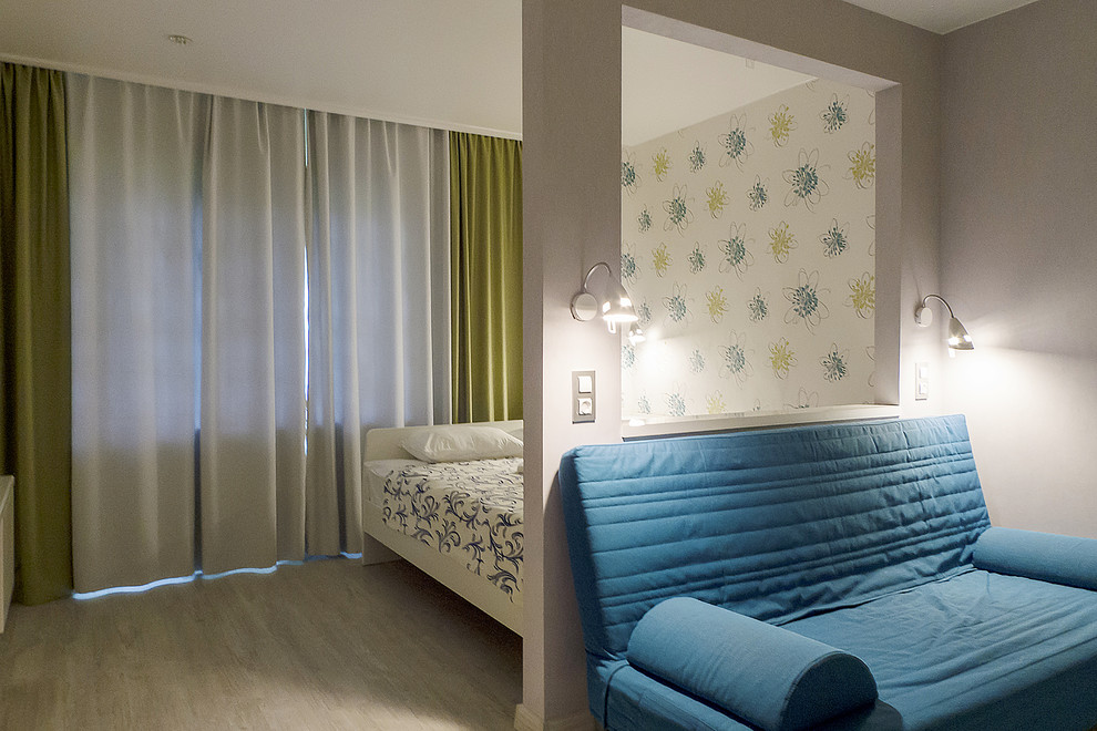 Пример оригинального дизайна: изолированная гостиная комната среднего размера в современном стиле с разноцветными стенами, полом из винила и серым полом без камина