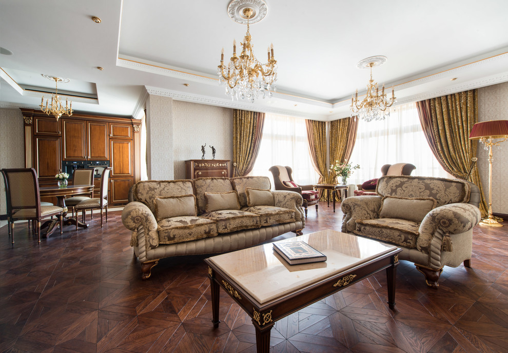 Foto de salón abierto clásico grande con paredes beige y suelo de madera oscura
