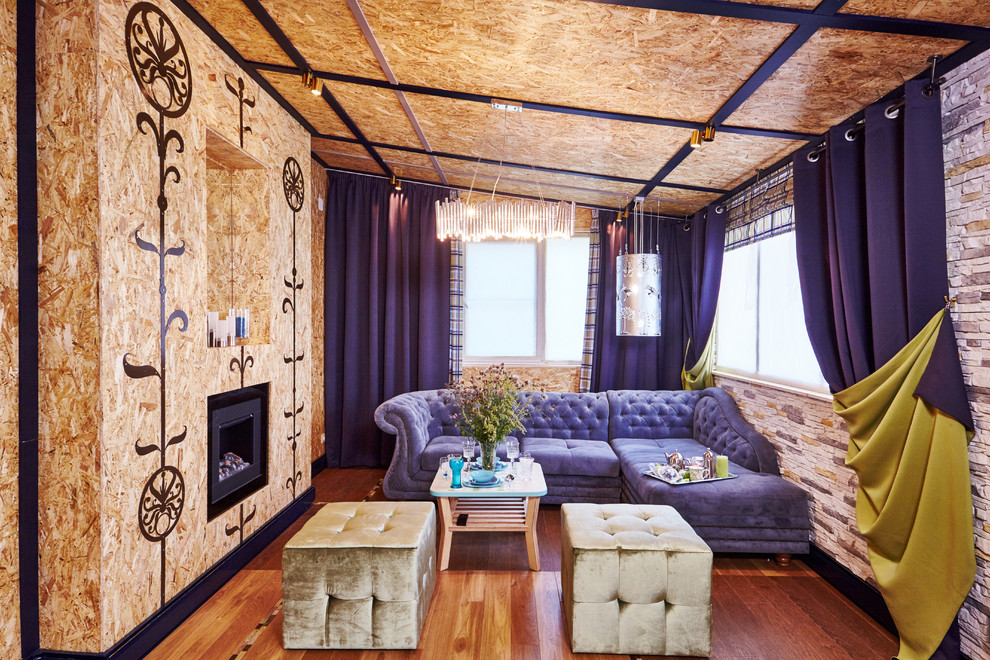 Foto de salón bohemio de tamaño medio con suelo de madera en tonos medios y todas las chimeneas