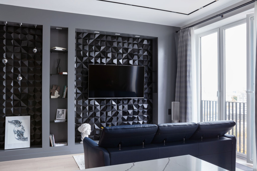 Пример оригинального дизайна: большая открытая гостиная комната в современном стиле с серыми стенами, паркетным полом среднего тона, телевизором на стене, бежевым полом и панелями на стенах