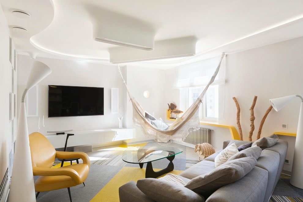 На фото: парадная, открытая гостиная комната в современном стиле с белыми стенами, ковровым покрытием и телевизором на стене с