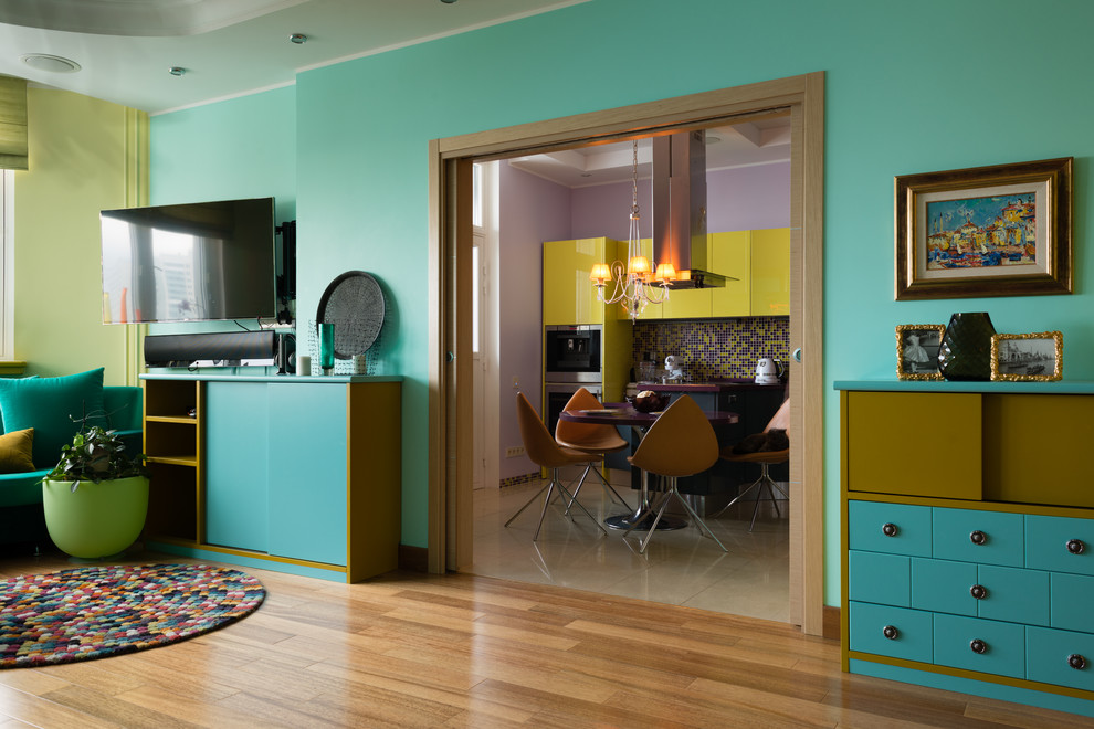 Réalisation d'un salon design de taille moyenne avec une salle de réception, un mur multicolore et parquet clair.
