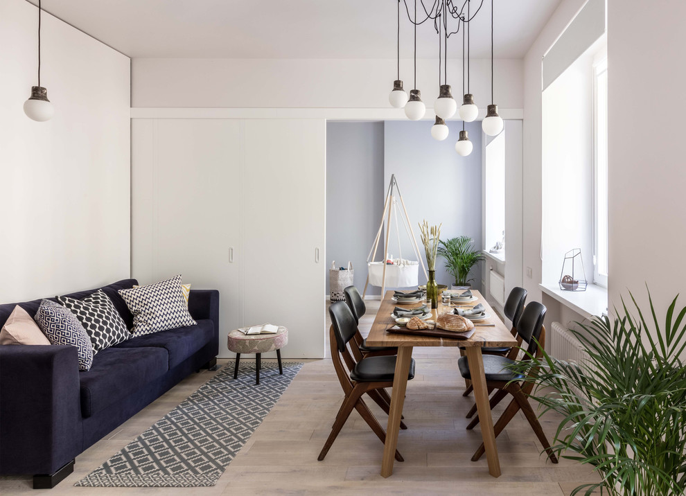 Идея дизайна: маленькая открытая, объединенная гостиная комната в скандинавском стиле с белыми стенами, светлым паркетным полом и бежевым полом без камина, телевизора для на участке и в саду
