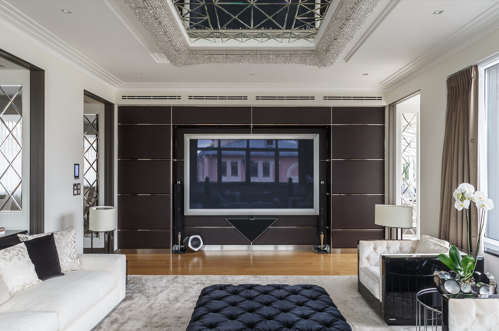 Ispirazione per un soggiorno minimal aperto con pavimento in legno massello medio, parete attrezzata, pavimento beige e pareti beige