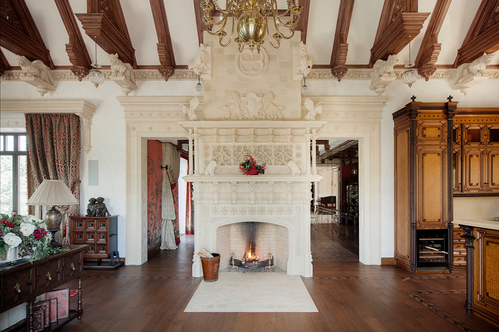 Exemple d'un salon victorien ouvert avec une salle de réception, un sol en bois brun, une cheminée standard et un manteau de cheminée en pierre.