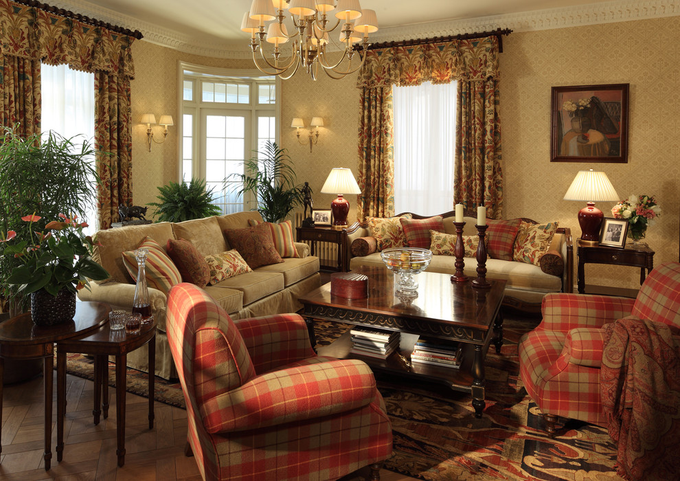 Foto di un soggiorno vittoriano con sala formale, pareti beige, parquet scuro, nessun camino, nessuna TV e tappeto