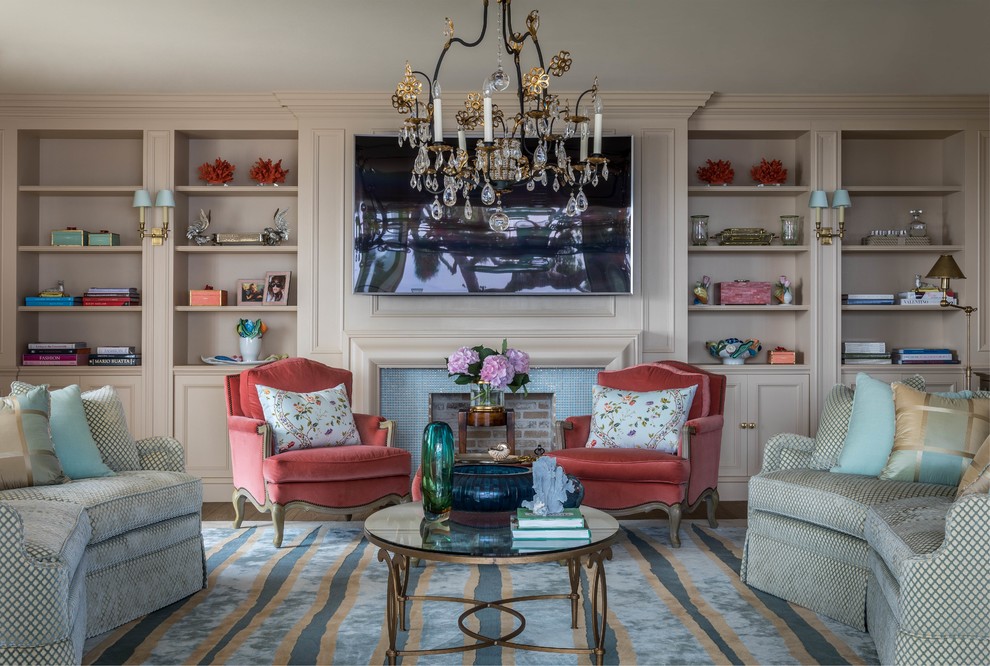 Foto di un soggiorno classico con pareti beige, parquet scuro, TV a parete e pavimento marrone