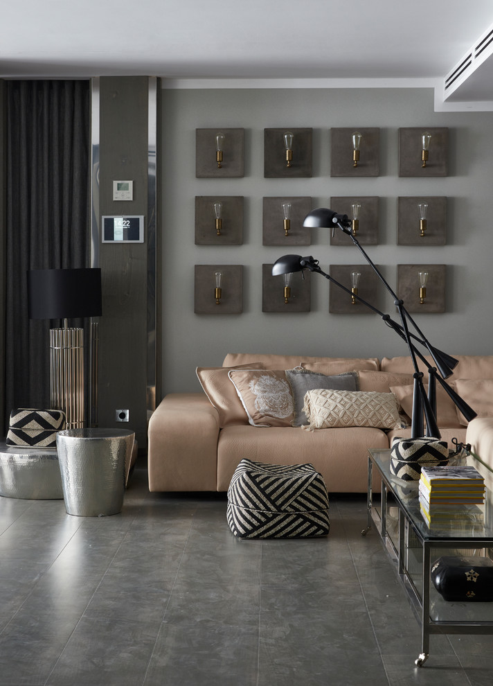 Modernes Wohnzimmer mit grauer Wandfarbe und grauem Boden in Moskau