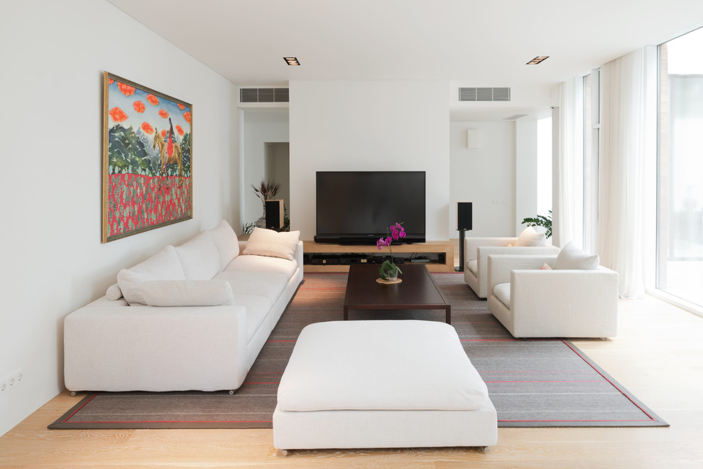 Источник вдохновения для домашнего уюта: большая парадная, открытая гостиная комната в современном стиле с белыми стенами и отдельно стоящим телевизором