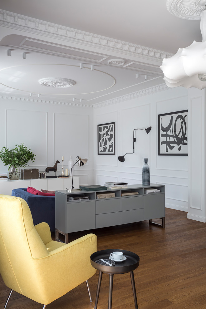 Пример оригинального дизайна: гостиная комната среднего размера в современном стиле с серыми стенами, угловым камином и тюлем на окнах без телевизора