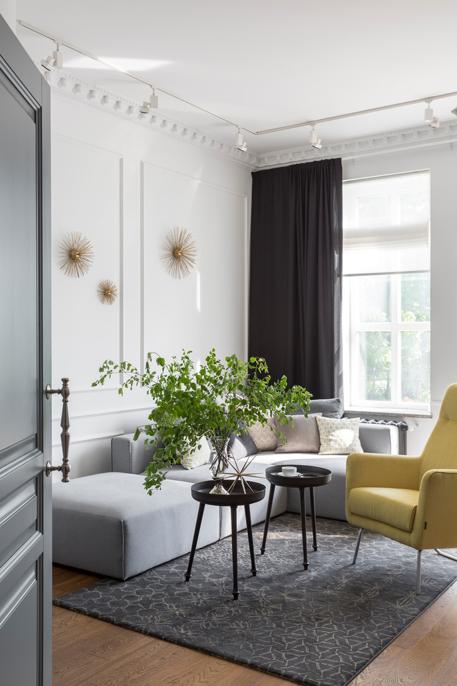 Mittelgroßes, Fernseherloses Modernes Wohnzimmer mit grauer Wandfarbe und Eckkamin in Moskau