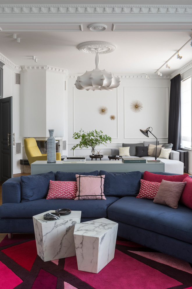 Свежая идея для дизайна: гостиная комната среднего размера в современном стиле с серыми стенами и угловым камином без телевизора - отличное фото интерьера