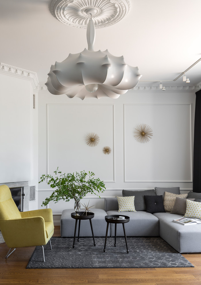 Стильный дизайн: гостиная комната среднего размера в современном стиле с серыми стенами, угловым камином и тюлем на окнах без телевизора - последний тренд
